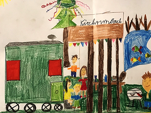 Gemaltes Kinderbild mit Grillen am Wohnwagen.