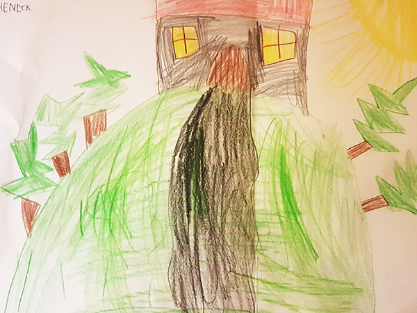Gemaltes Kinderbild mit Haus im Wald.