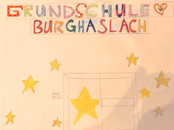 Gemaltes Kinderbild mit dem Schriftzug "Grundschule Burghaslach".