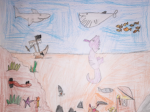 Gemaltes Kinderbild, das einen Ausschnitt aus dem Meer zeigt mit Wasser, Meeresboden und Meerestieren.