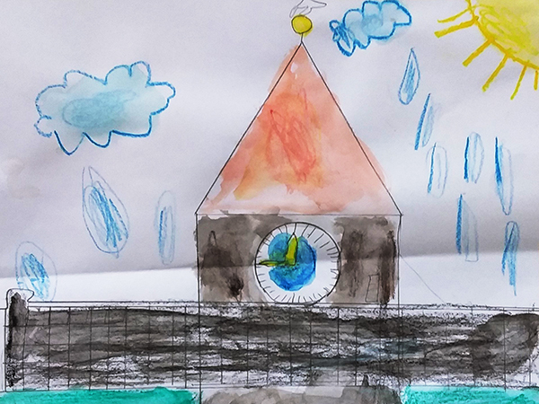 Gemaltes Kinderbild von einem Kirchturm.