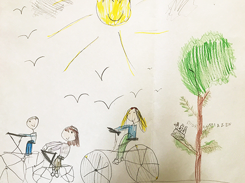 Gemaltes Kinderbild von drei Kindern auf Rädern.