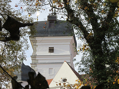 Blick durch die Bäume auf Schloss Schwarzenberg in Scheinfeld.