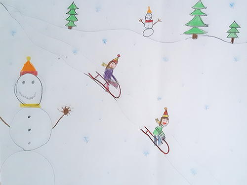 Gemaltes Kinderbild mit zwei Kindern, die Schlitten fahren und mit einem Schneemann.
