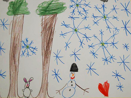 Gemaltes Kinderbild mit Schneemann und Schneeflocken im Wald