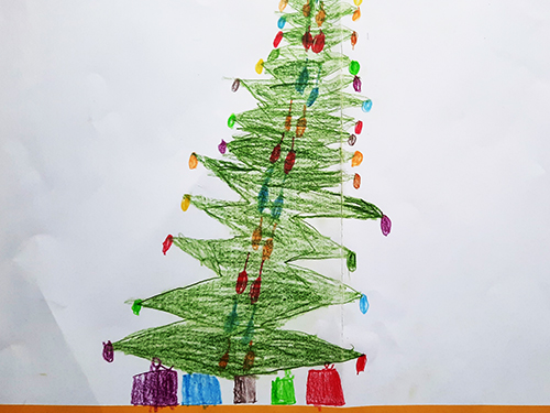 Gemaltes Kinderbild mit großem Christbaum, unter dem Geschenke liegen.