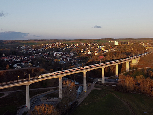 Zugbrücke bei Emskirchen, über die gerade ein ICE fährt