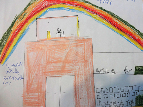Gemaltes Kinderbild mit Schulgebäude, Schülern und einem Regenbogen darüber