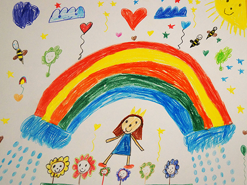 Gemaltes Kinderbild mit Regenbogen