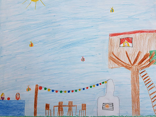 Gemaltes Kinderbild mit Baumhaus und Garten