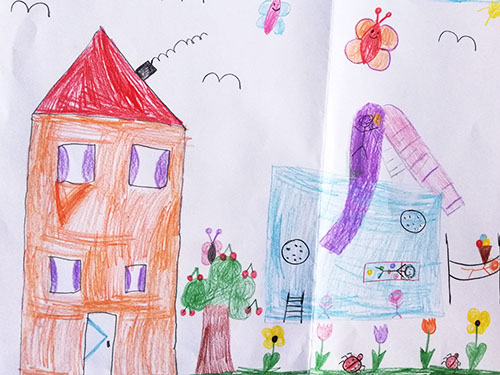 Gemaltes Kinderbild mit Haus, daneben Freibad und Rutsche