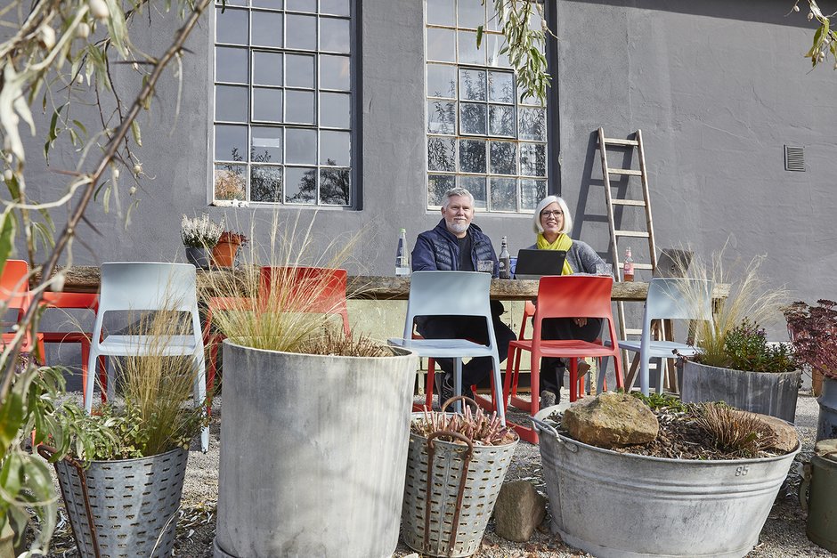 © Ines Männl Michael Schmutzer und Sabine Sauber sitzen am Tisch