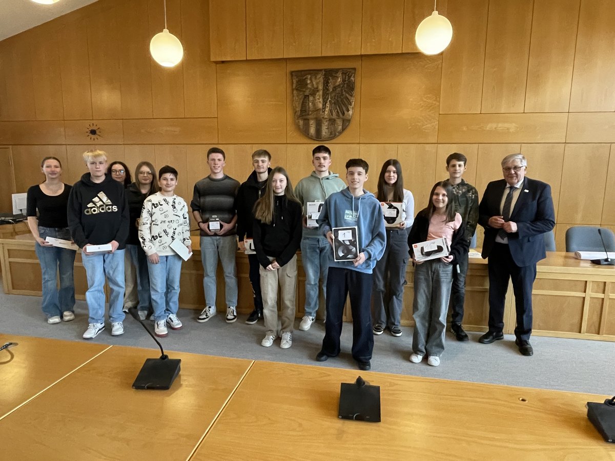 Die Gewinnerinnen und Gewinner des Preisrätsels im Sitzungssaal des Landratsamtes