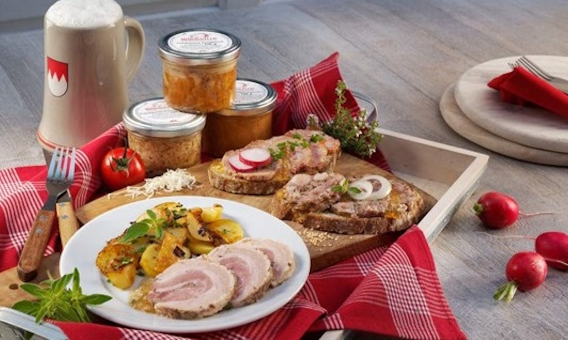 Brotzeit mit vielen verschiedenen Produkten auf einem Tisch angerichtet