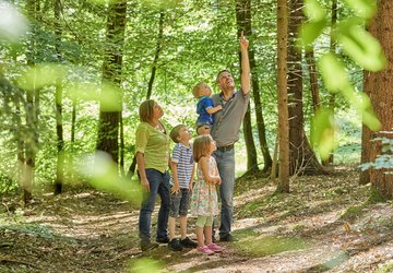 Familie im Wald