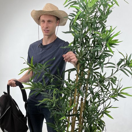 Christian, 21 jahre, blond, mit Hut und Rucksack im Fotostudio 