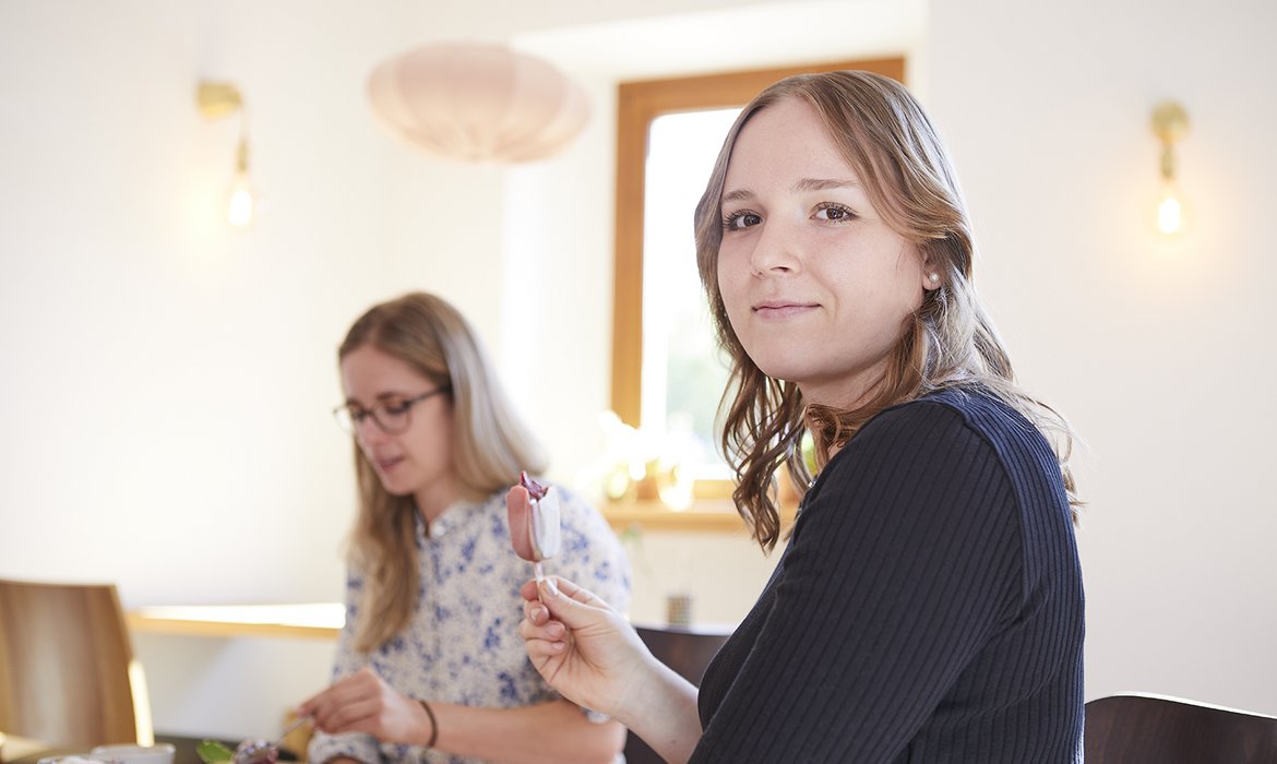 Antonia Heilscher und ihre Schwester bei der Arbeit