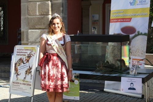 Karpfenkönigin Svenja auf dem Neustädter KarpfenMarktplatz