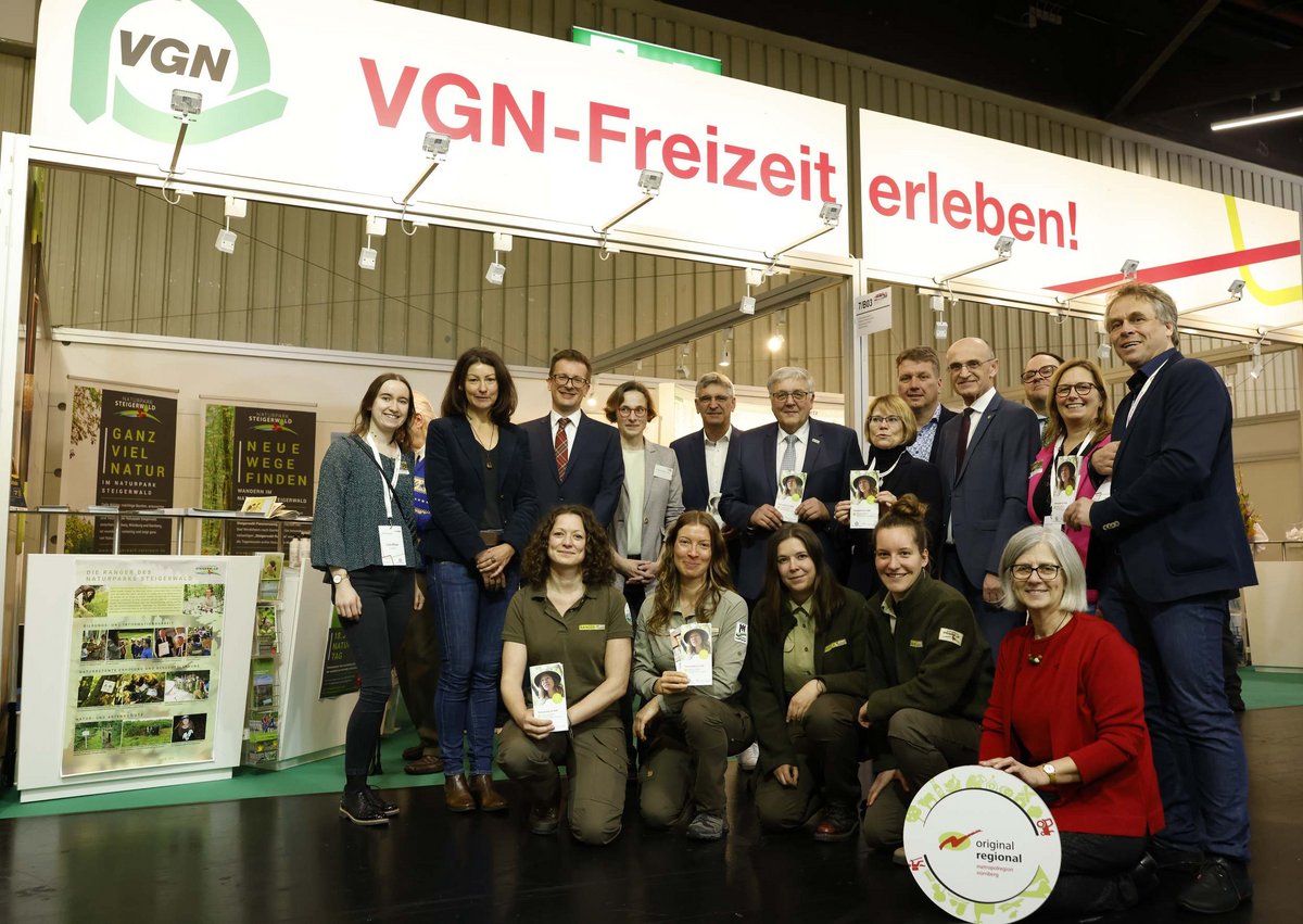  Gruppenfoto mit den Akteuren aus Verkehrsverbund Großraum Nürnberg,  Naturparken im VGN-Gebiet und Europäischer Metropolregion Nürnberg auf der  Freizeitmesse in Nürnberg