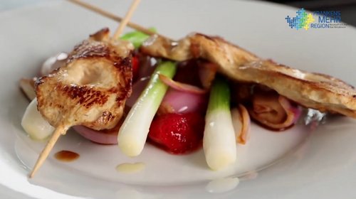 Hähnchenspieße auf marinierten Erdbeeren