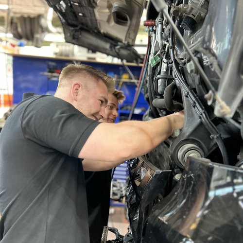 JobChecker Julian und Azubi Paul im Auohaus Meyer in NEA - arbeit am LKW 
