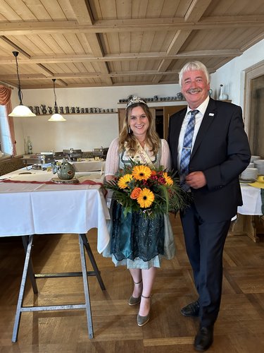Karpfenkönigin Svenja I. und stellvertretender Landrat Reinhard Streng eröffnen die Aischgründer Karpfenschmeckerwochen im Brauerei-Gasthof Prechtel in Uehlfeld