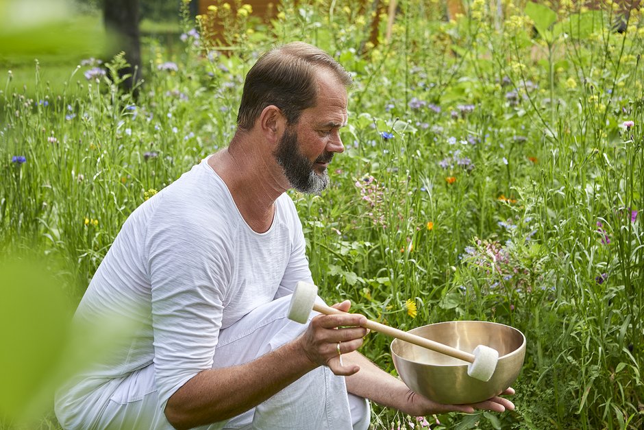© Ines Männl Armin Nögel mit Klangschale im Garten