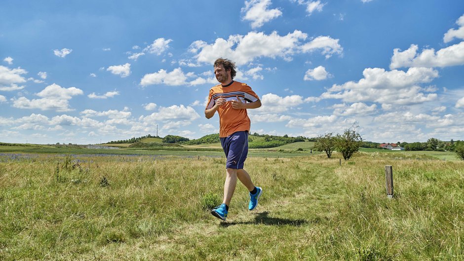 ©Florian Trykowski Jogger auf Wiese