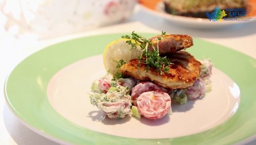 Paniertes Schnitzel mit Jogurthtomaten fein angerichtet