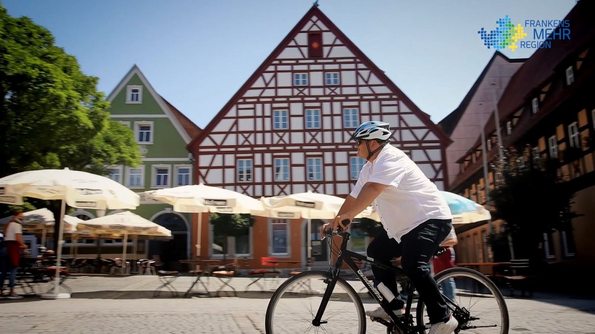 Wolfgang Link radelt über den Marktplatz in Neustadt a.d.Aisch