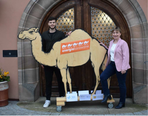 Pressefoto mit dem Maskottchen Hermine das Holzdromedar, Bürgermeisterin Claudia Wust und Klimaschutzmanager Franz Graf