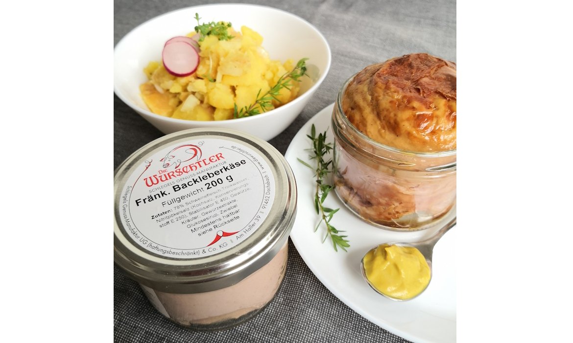 Backleberkäse und Kartoffelsalat auf Tisch angerichtet