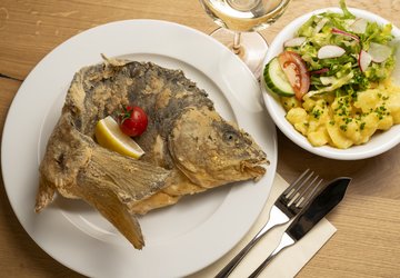 Gebackener Karpfen mit Kartoffelsalat © Andreas Riedel