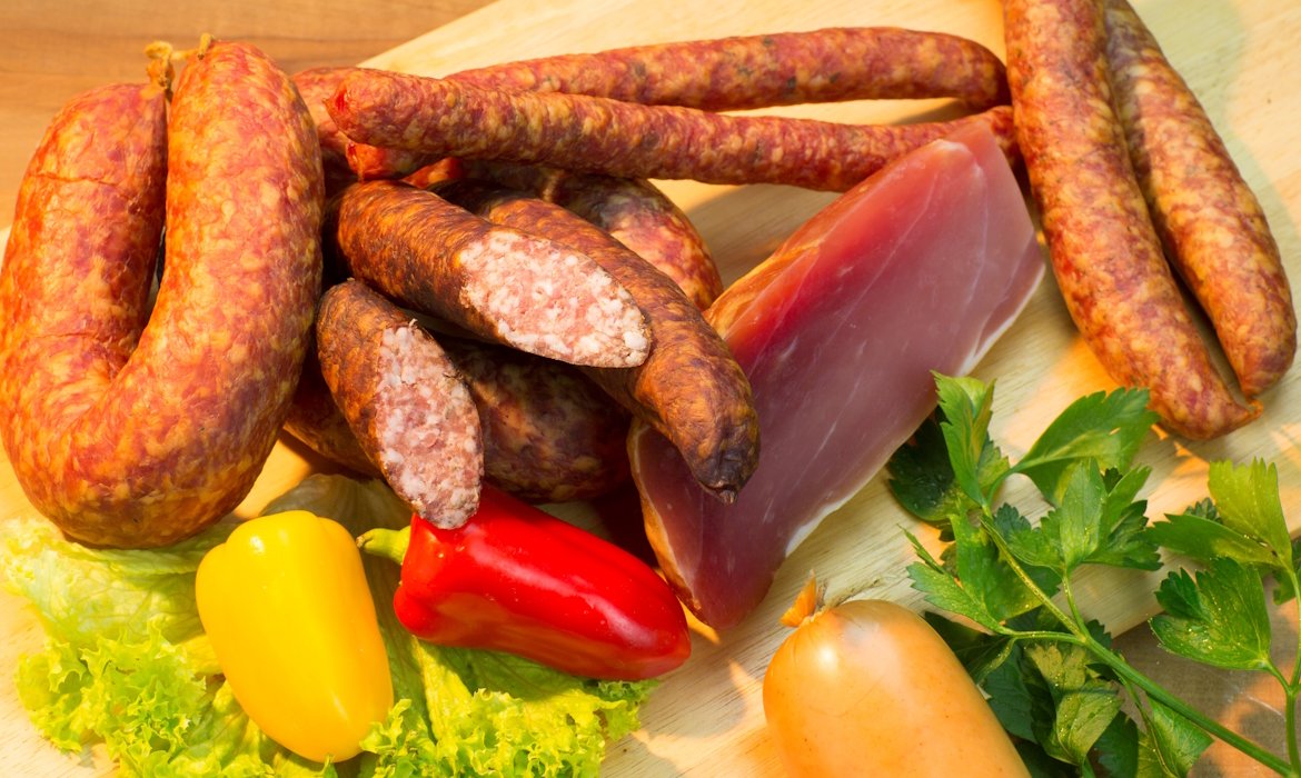 angerichtete Platte mit Pfefferbeißern und anderen Würsten