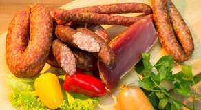 angerichtete Platte mit Pfefferbeißern und anderen Würsten