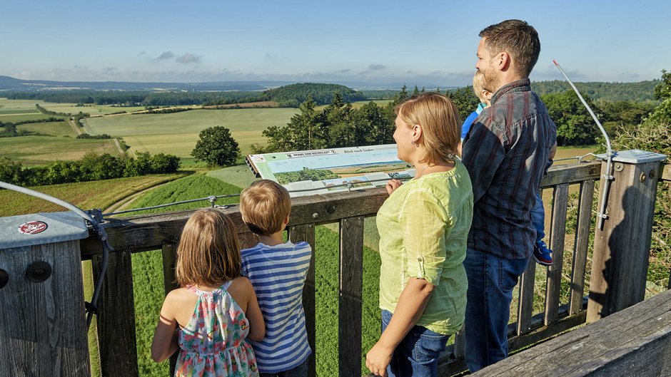 ©Florian Trykowski Familie sieht vom Aussichtsturm bei Markt Bibart in die Ferne.