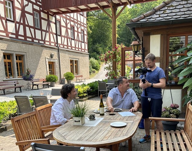 Videodreh der Reihe Genuss mit Leib und Seele mit Wolfgang Link und dem Inhaber des Waldgasthofs Wildbad in Burgbernheim  in 