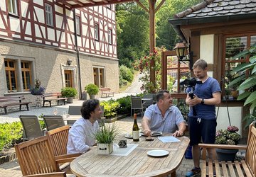 Videodreh der Reihe Genuss mit Leib und Seele mit Wolfgang Link und dem Inhaber des Waldgasthofs Wildbad in Burgbernheim  in 