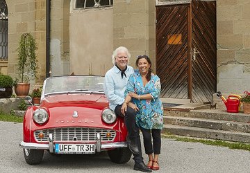 Lonnie und Lucrecia mit einem Oldtimer
