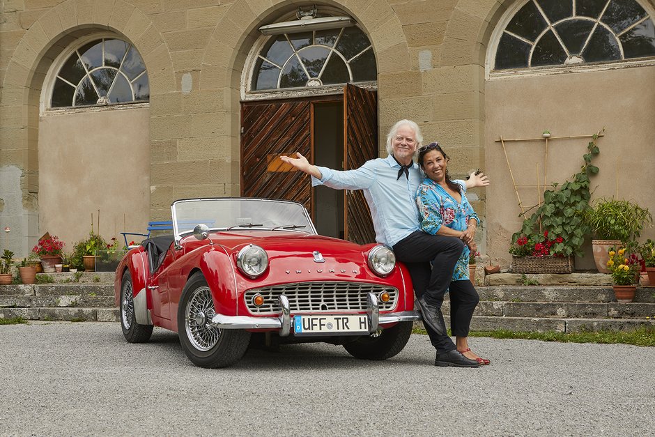 © Ines Männl Lonnie und Lucrecia mit einem Oldtimer