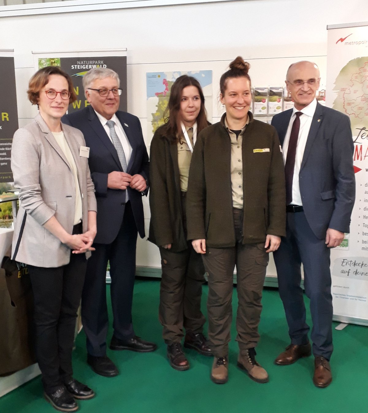 Bild 1: (v.l.n.r.), Sandra Baritsch, Geschäftsführerin Naturpark Steigerwald, Landrat  Helmut Weiß, stv. Vorsitzender Naturpark Steigerwald, Lucy Fleischhauer, Rangerin,  Liliane Irle, Rangerin und Landrat Wilhelm Schneider, stv. Vorsitzender Naturpark  Steigerwald auf auf der Freizeitmesse in Nürnberg