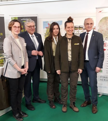 Bild 1: (v.l.n.r.), Sandra Baritsch, Geschäftsführerin Naturpark Steigerwald, Landrat  Helmut Weiß, stv. Vorsitzender Naturpark Steigerwald, Lucy Fleischhauer, Rangerin,  Liliane Irle, Rangerin und Landrat Wilhelm Schneider, stv. Vorsitzender Naturpark  Steigerwald auf auf der Freizeitmesse in Nürnberg