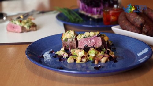 Lammrücken mit Meerrettichkruste, Rosenkohl und Streuobst