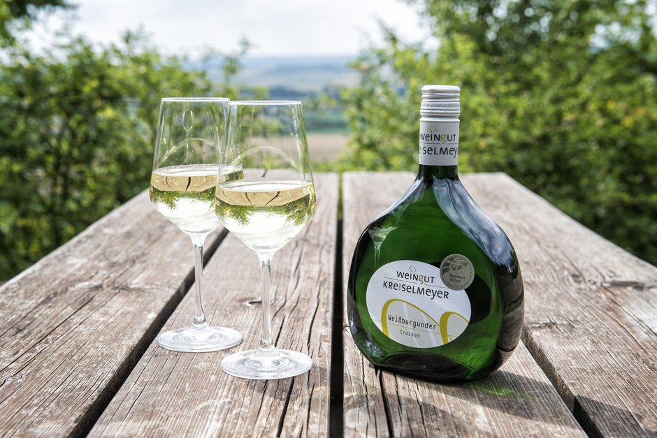 © Florian Trykwoski Wein mit zwei Gläsern