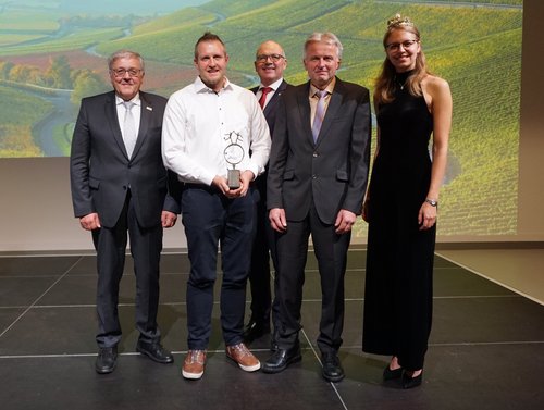 Die Fränkische Weinkönigin Eva Brockmann (rechts), Landrat Helmut Weiß (links) und Horst Kolesch, Vizepräsident des Fränkischen Weinbauverbands (Mitte), gratulierten Reinhold (2.v.r.) und Stefan Düll zum Ehrenpreis.