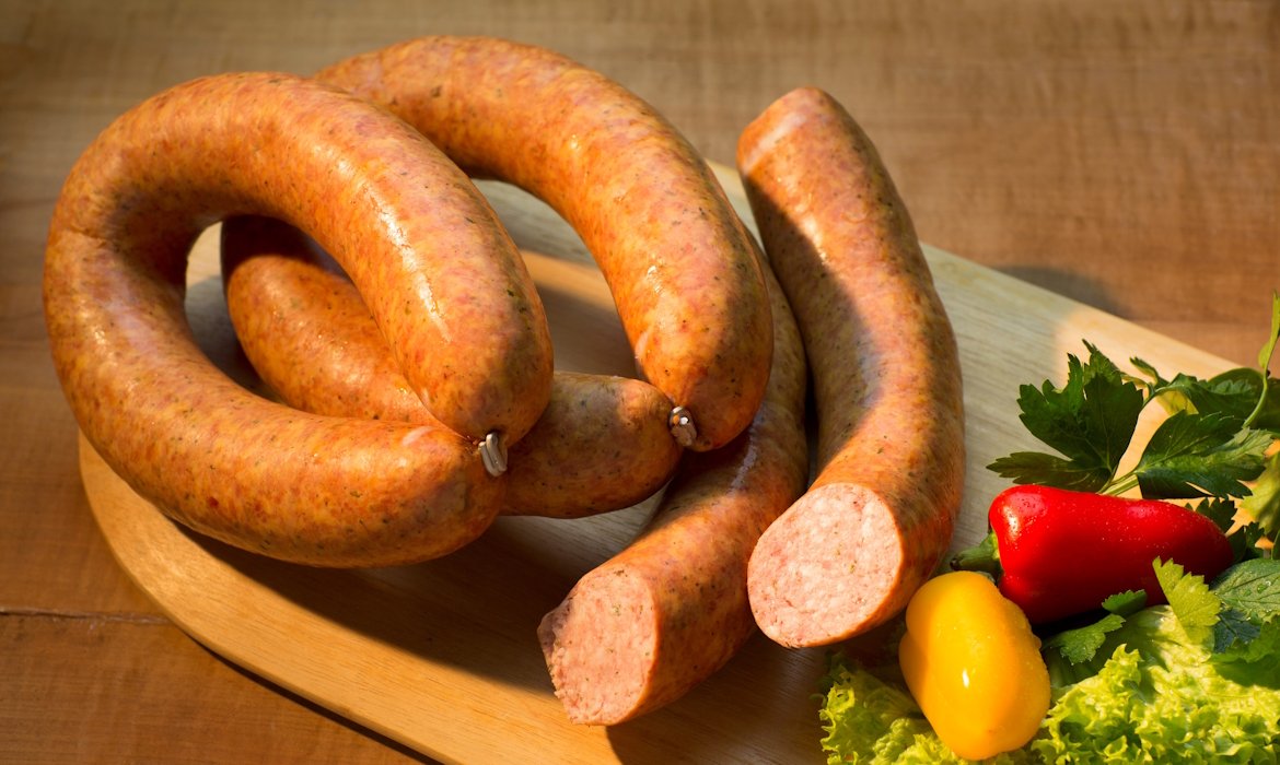 Bratwurstringe und aufgeschnittene Stadtwurst