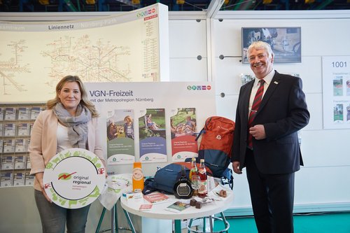 Zwei Personen am Messestand auf der Freizeit-Messe in Nürnberg
