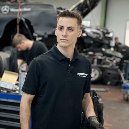 Jason vom Autohaus Meyer in der Werkstatt 