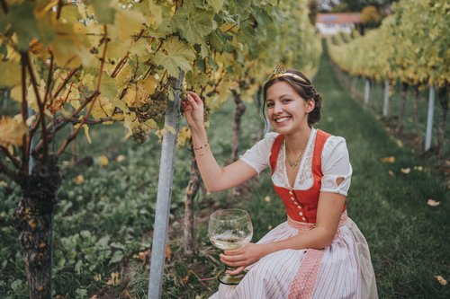 Weinprinzessin im Weinberg