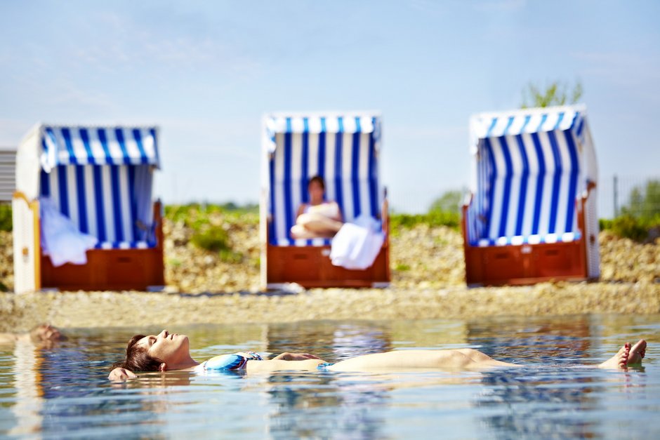 ©Studio Waldeck Drei Strandkörbe am Salzsee der Franken-Therme in Bad Windsheim.